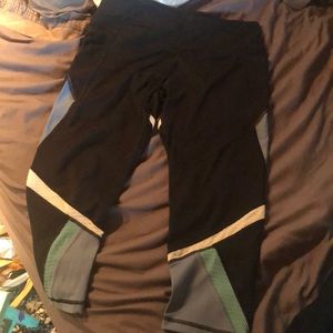 Victoria Sport Capri Leggings